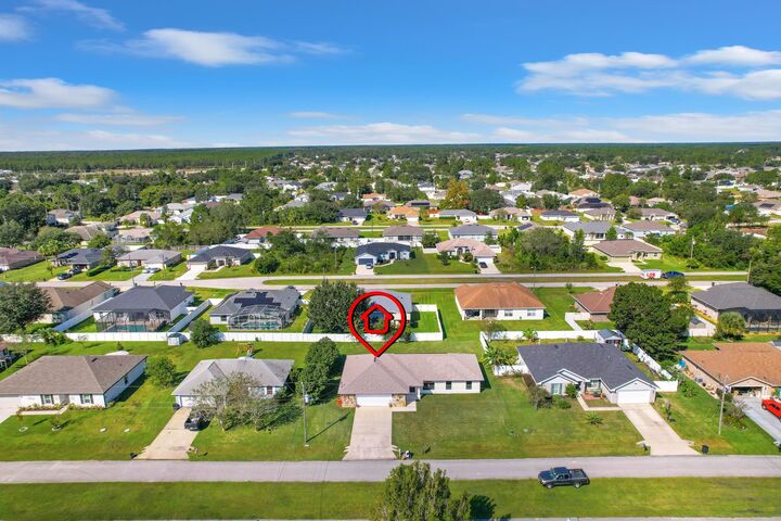 Property Photo: 11 Lytton Ln FL 32137