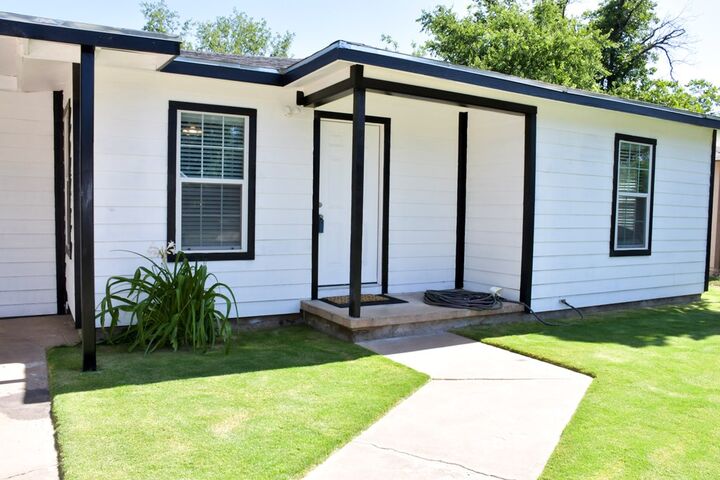 Property Photo:  1122 E 20th St  TX 76903