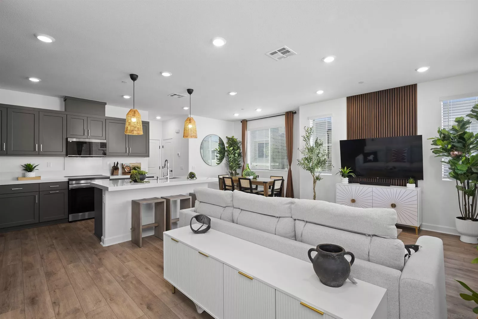 Property Photo: 763 Makani St 6 CA 91911