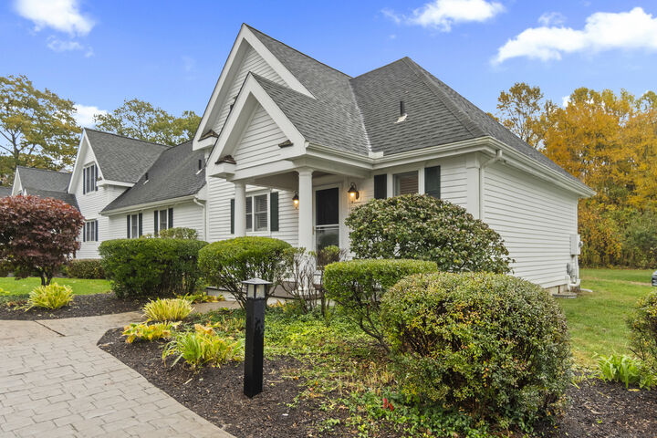 Property Photo: 8 Augusta Circle 8 CT 06469