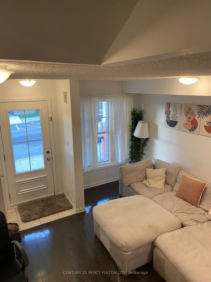 Property Photo:  20 Mendelssohn Street 4  ON M1L 0G8