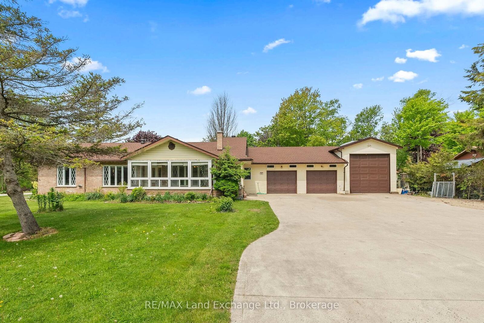 Property Photo: 401 Winnebago Road ON N2Z 2X3