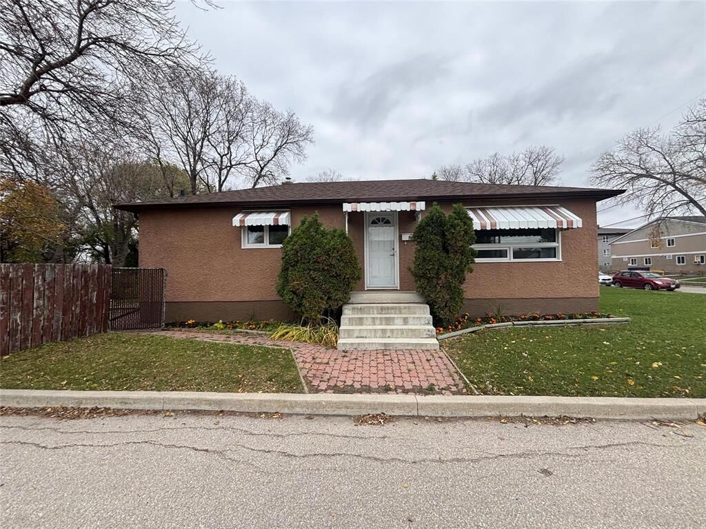 Property Photo: 33 Hastings Boulevard MB R2M 2C9
