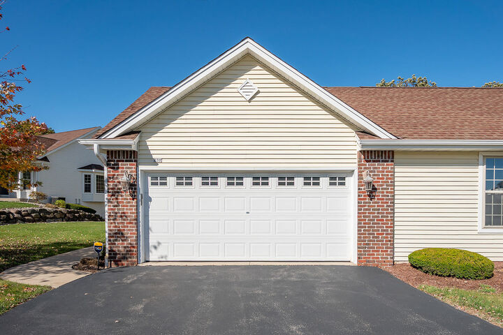 Property Photo:  838 Elise Ct  WI 53189