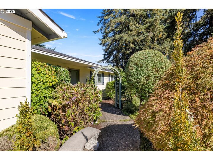 Property Photo: 4971 Lakeview Blvd OR 97035