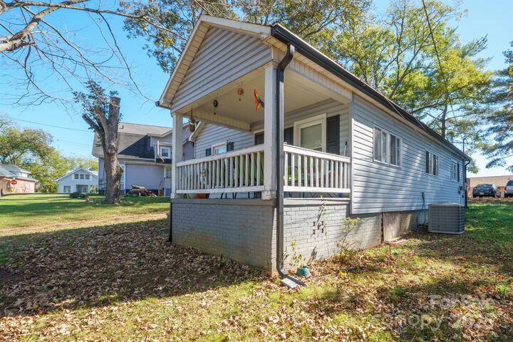 Property Photo:  1607 Bradford Street SW  NC 28645