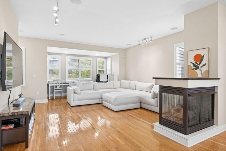 Property Photo:  1395 Upper Green Circle  OH 43212 