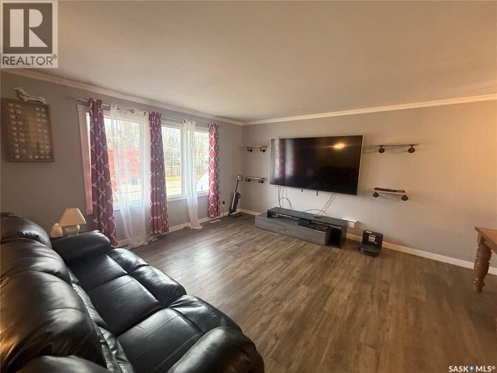 Property Photo:  607 Clover Avenue  SK S0K 1E0