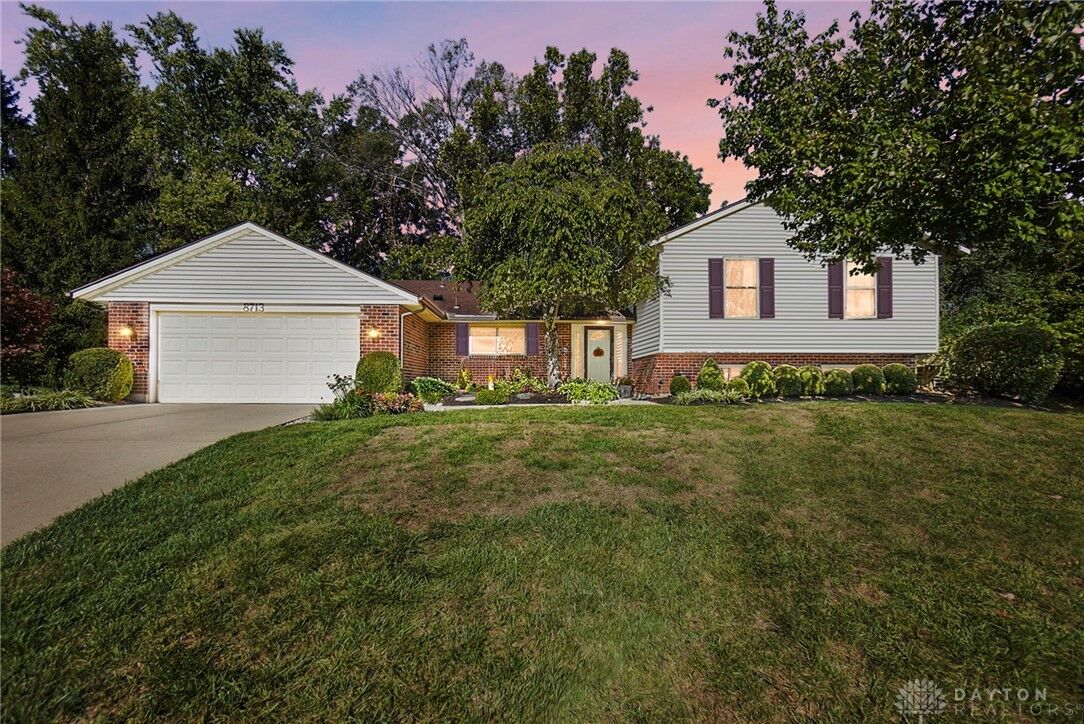 Property Photo: 8713 Woodglen Point OH 45458