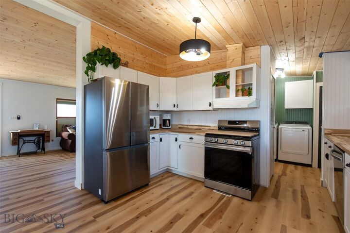 Property Photo: 690 Missouri Overlook Ln MT 59752