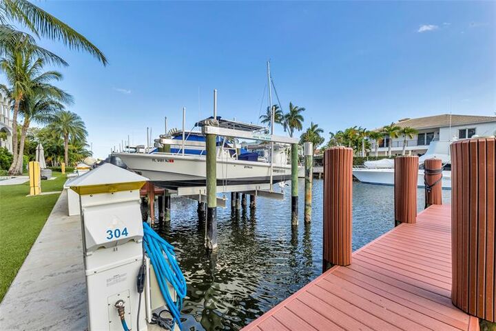 Property Photo:  1532 SE 12th St 304  FL 33316