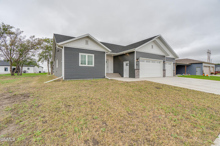 Property Photo:  510 Koenig Drive  ND 58504