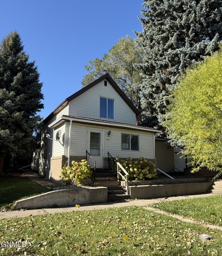 411 5th Avenue NW  Mandan ND 58554 photo