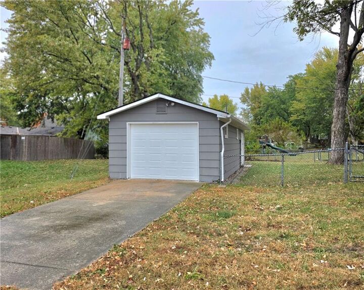 Property Photo:  772 S Ash Street  KS 66030