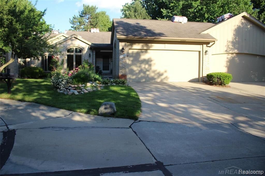 Property Photo:  43064 W Kirkwood Drive  MI 48038 