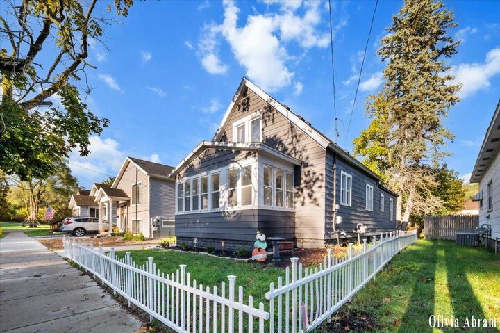 Property Photo:  1029 Woodrow Avenue NW  MI 49504 