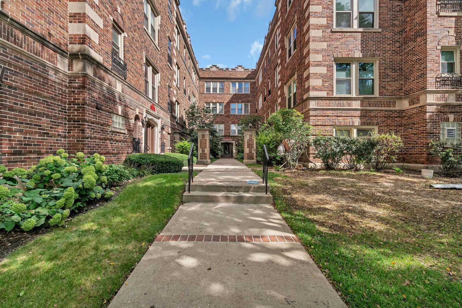 Property Photo: 75 E Harris Avenue 1E IL 60525