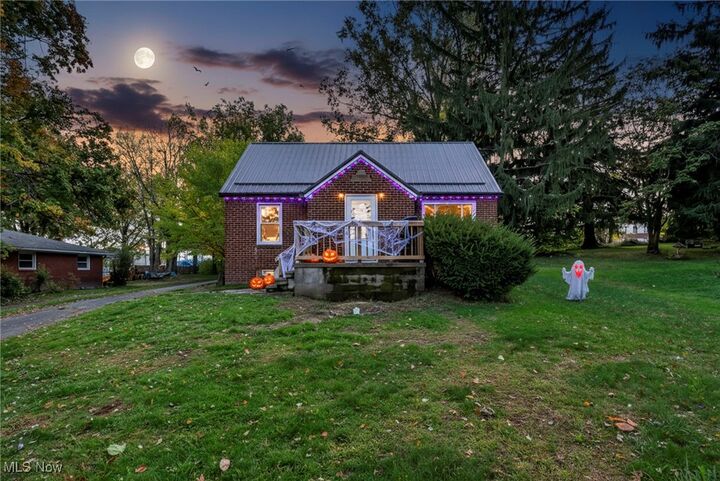 Property Photo:  6984 Warren Sharon Road  OH 44403