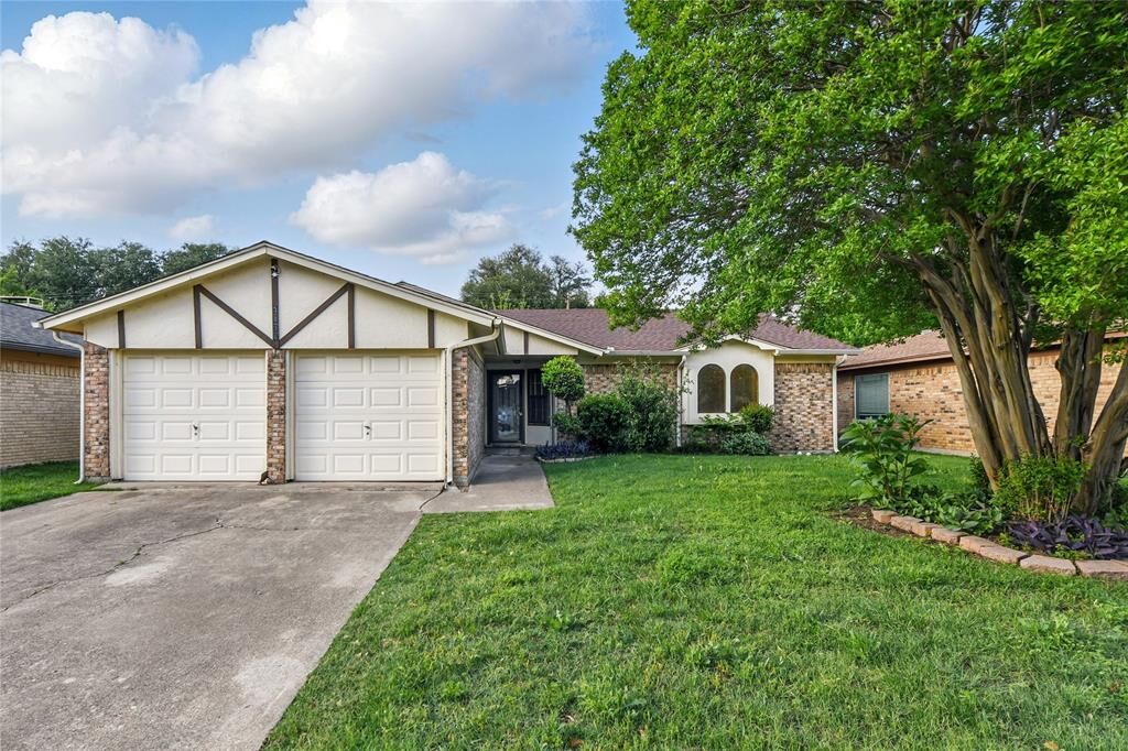 Property Photo: 3836 Wedgworth Road S TX 76133
