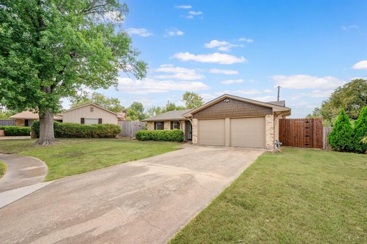 Property Photo: 9811 Kingsman Drive TX 75228