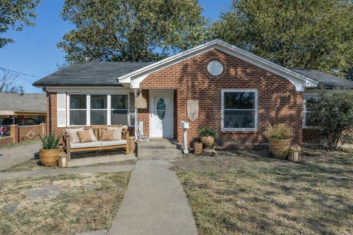 Property Photo: 206 E Belknap Street TX 75119