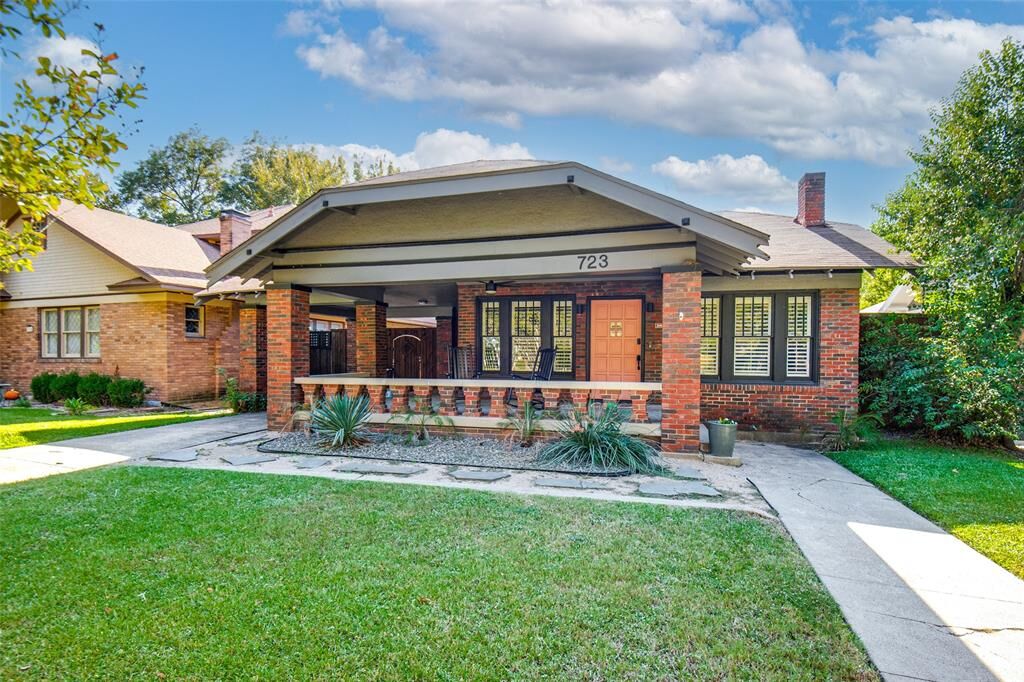 Property Photo:  723 Skillman Street  TX 75214