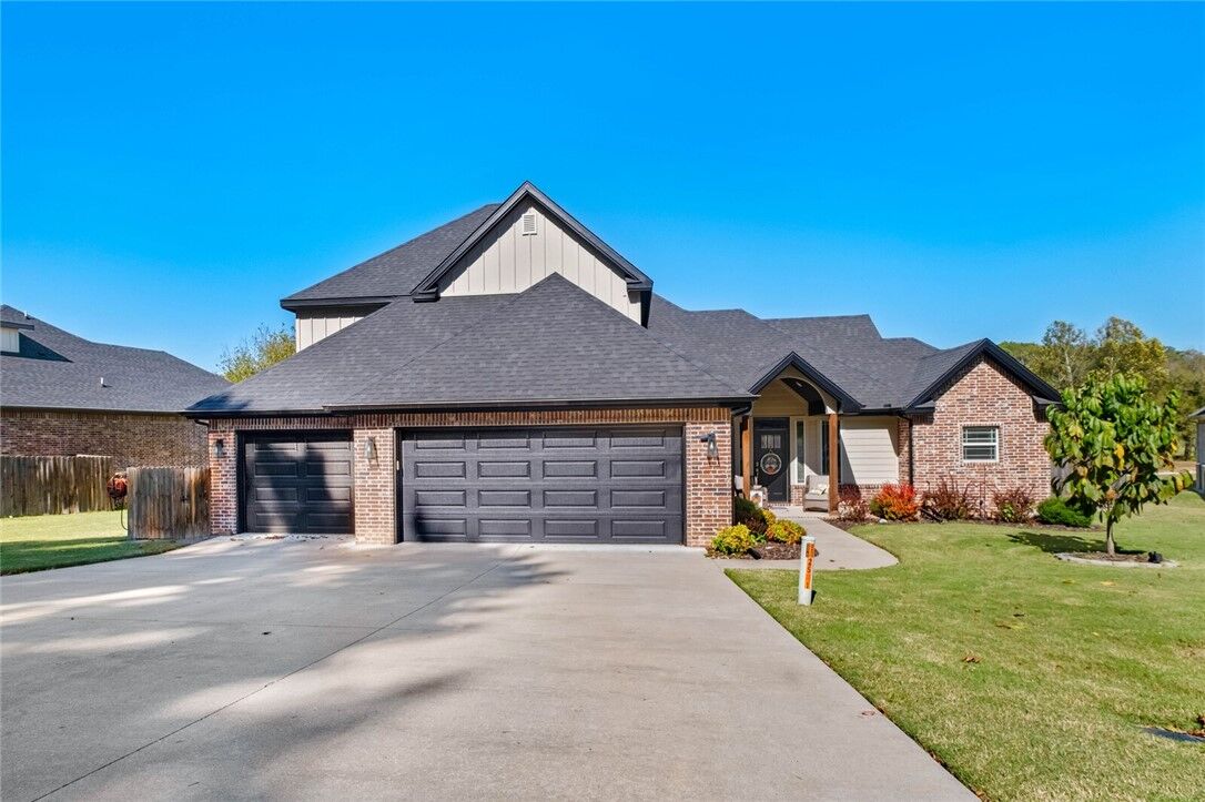 Property Photo:  2585 Peck Road  AR 72751 