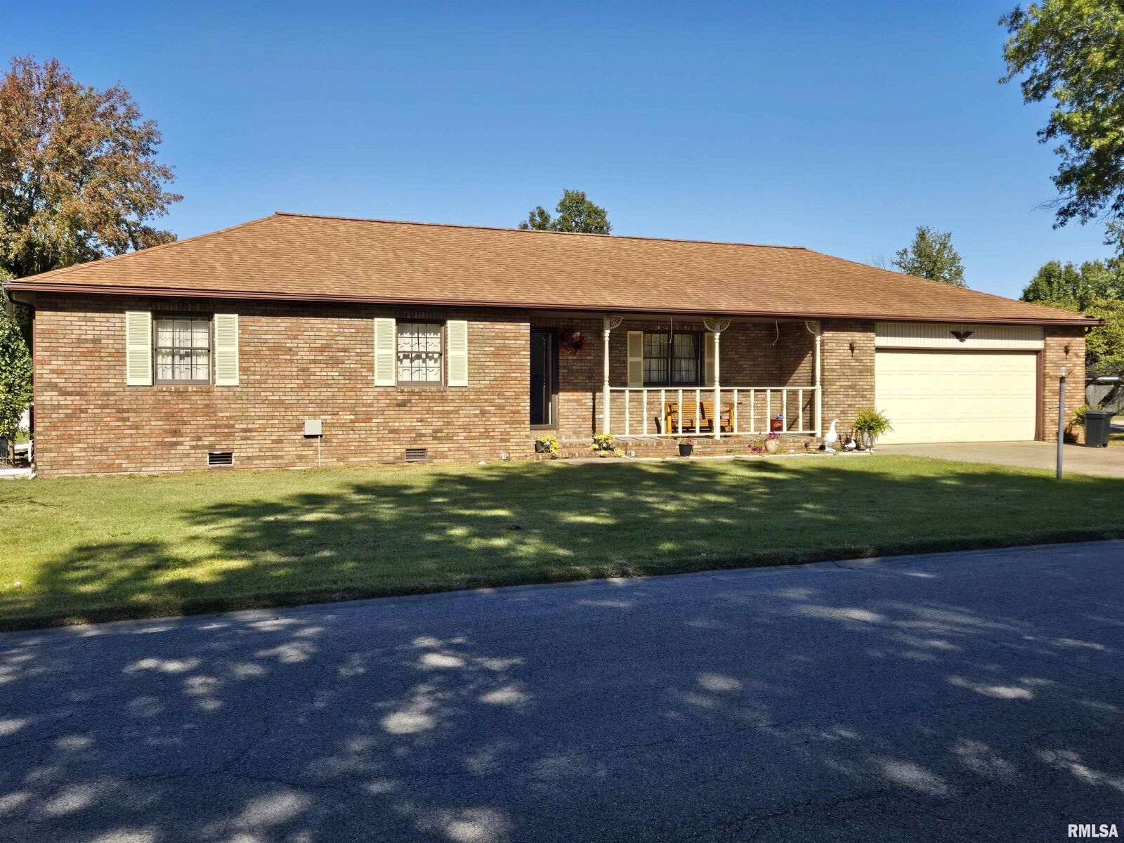 Property Photo:  1708 Remington Court  IL 62959