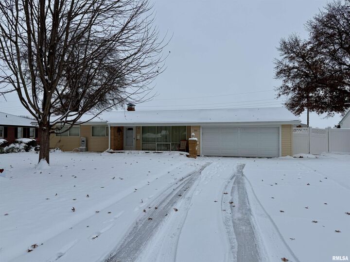 Property Photo: 241 Circle Drive IL 61401
