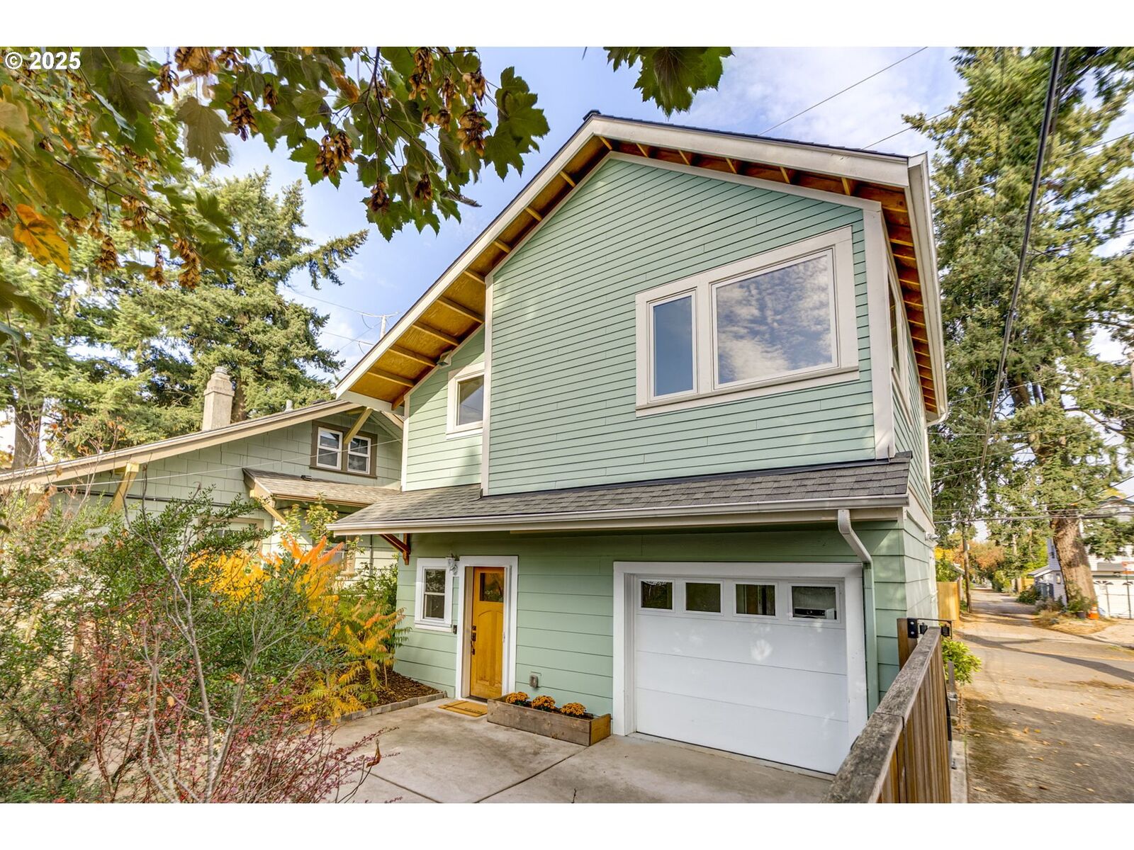 Property Photo:  5264 NE Mallory Ave B  OR 97211