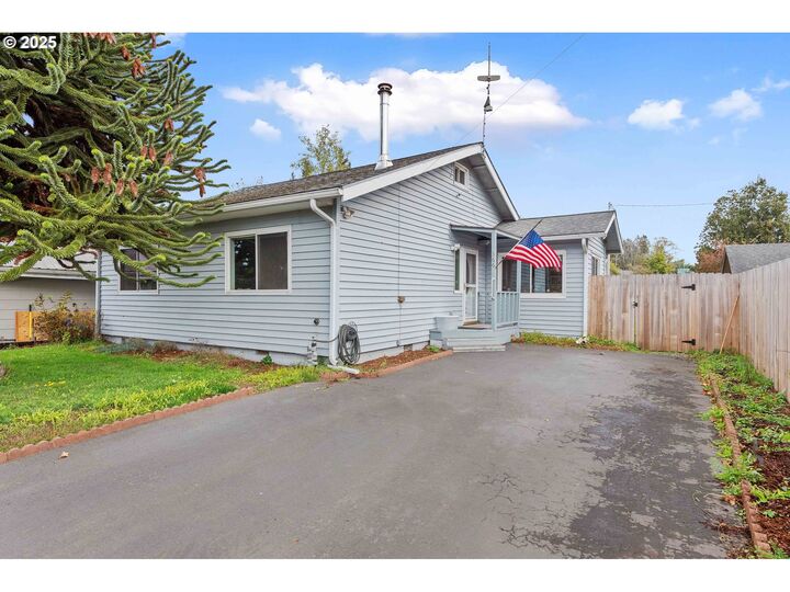 Property Photo:  366 6th Ave  OR 97420