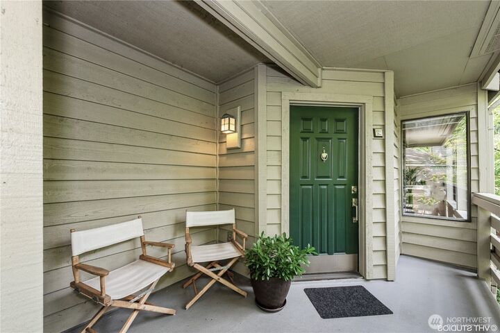 Property Photo:  1372  Bellevue Way NE 2  WA 98004