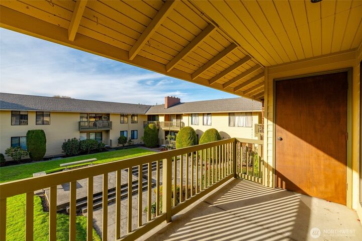 Property Photo:  310 S 11th 204  WA 98274 