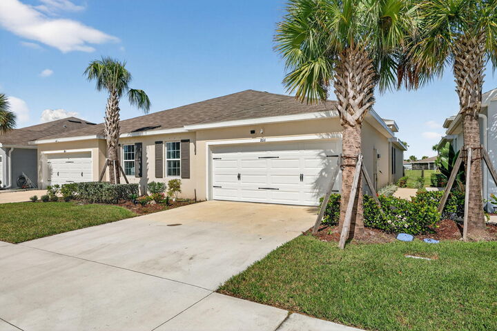 Property Photo:  806 Persimmon Place  FL 34981