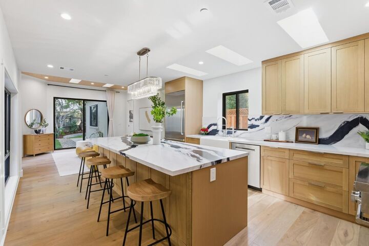 Property Photo:  194 Oak Court  CA 94025