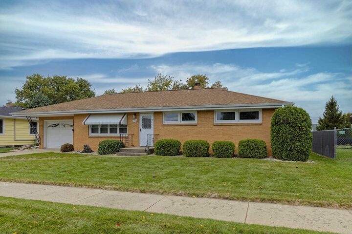 Property Photo:  1826 Bond Place  WI 53548 