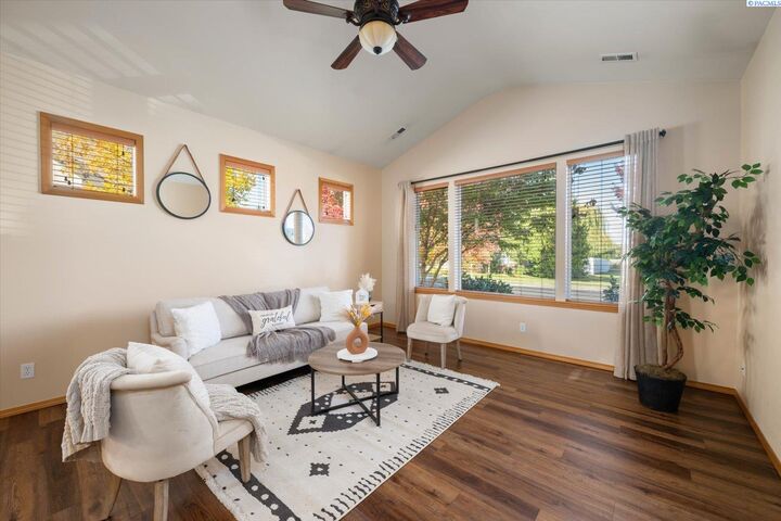 Property Photo:  511 Cherokee St  WA 99352