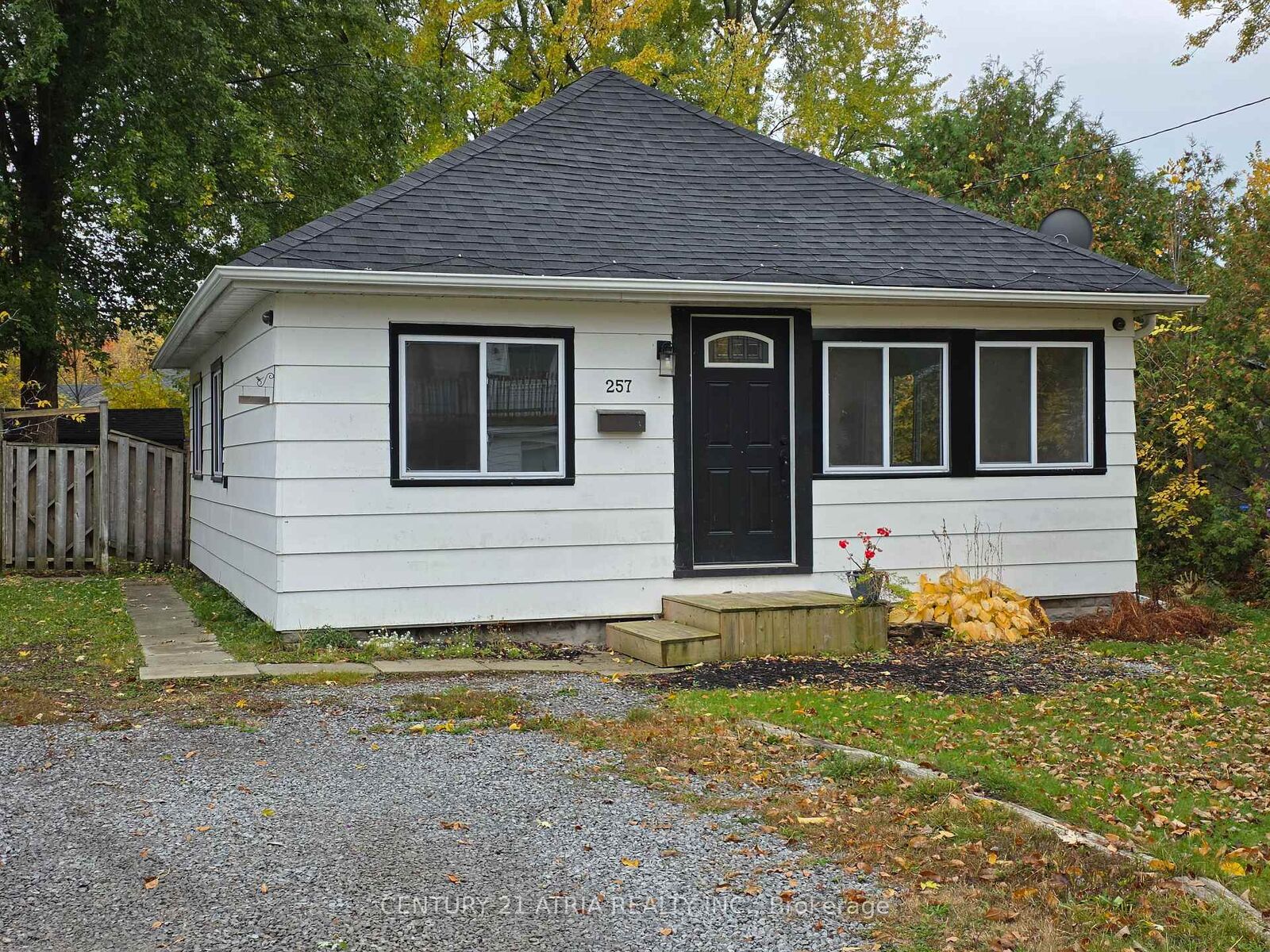 Photo de la propriété:  257 Pine Beach Drive  ON L4P 2V7 