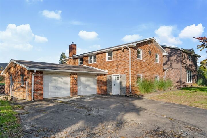 Property Photo:  462 Fairlane Blvd  PA 16141 