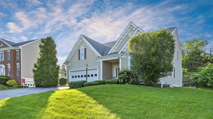 Property Photo:  1025 Brookfield Dr  PA 15102