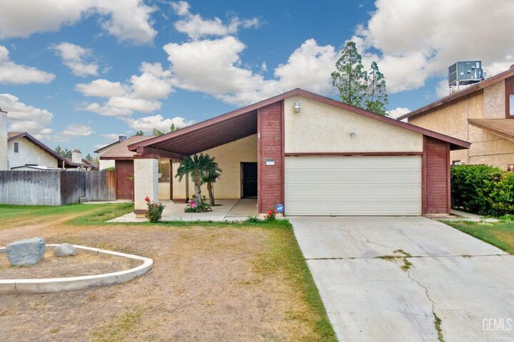 Property Photo: 2309 Teresa Court CA 93304