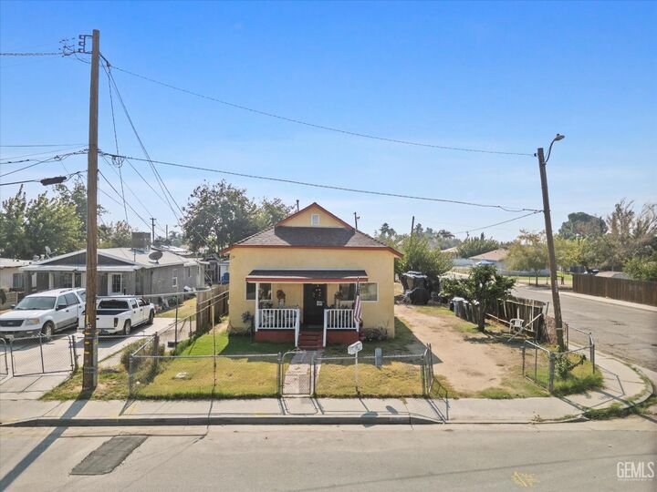 Property Photo:  345 Combs Avenue  CA 93203 