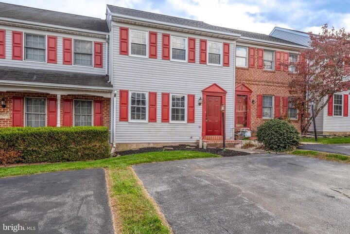 Property Photo: 240 Robin Hill Circle PA 17404