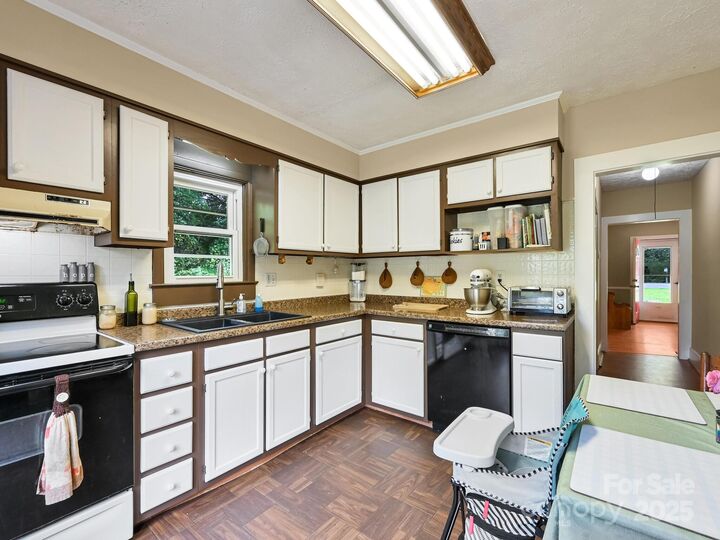 Property Photo: 499 Oak Grove Road NC 28731