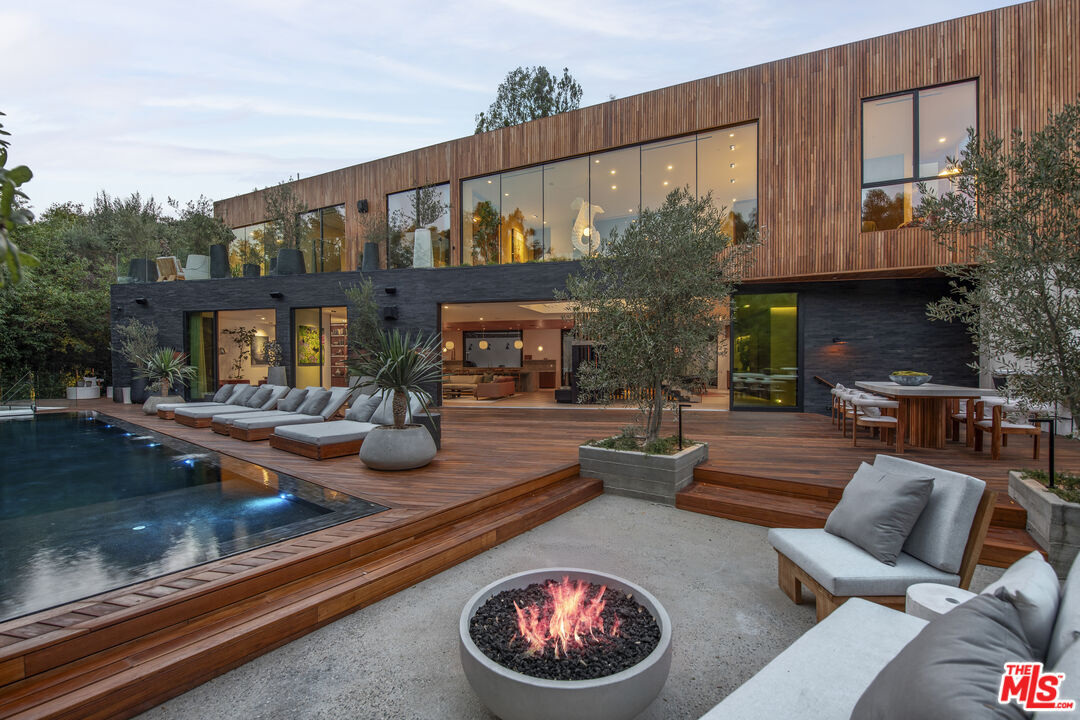 Property Photo:  2535 Hutton Dr  CA 90210 