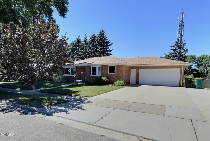 Property Photo: 2036 Catherine Drive ND 58501
