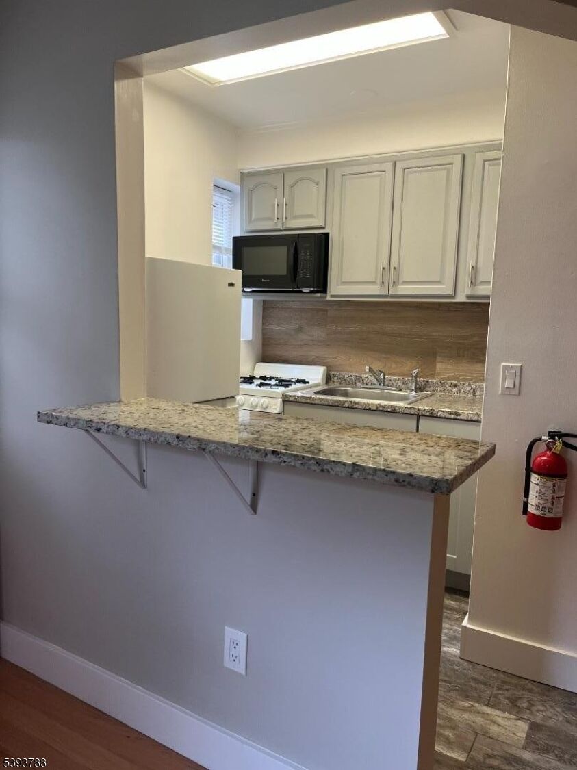 Property Photo:  15 Fairview Ave 6  NJ 07079