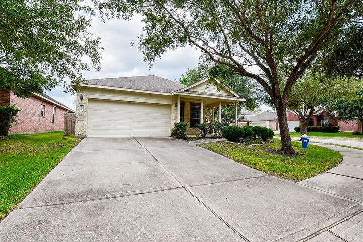 Property Photo:  6014 Starbrook Creek Drive  TX 77494