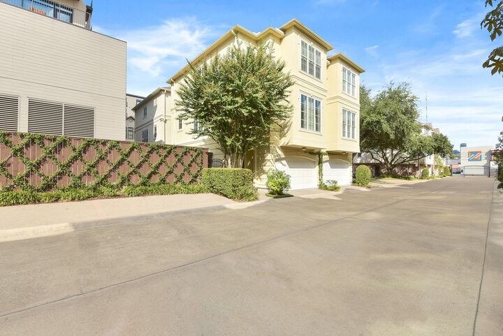 Property Photo: 1918 Greenwich Terrace Drive TX 77019