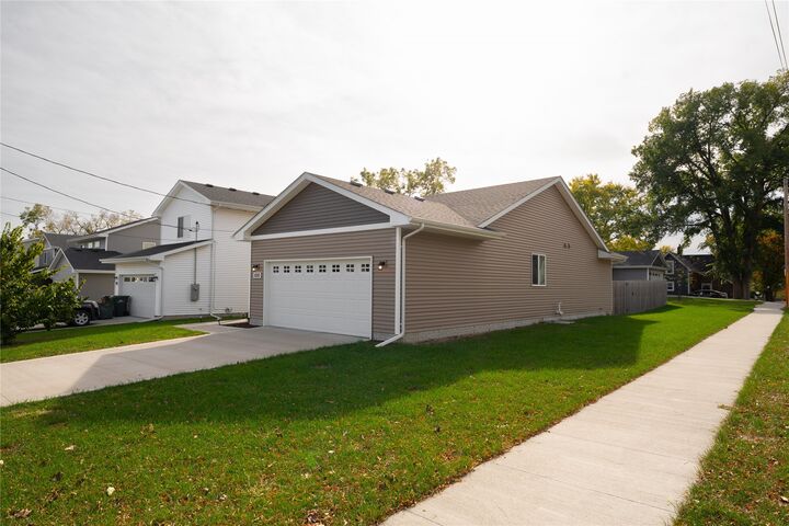 Property Photo:  1000 North Avenue  IA 50211 